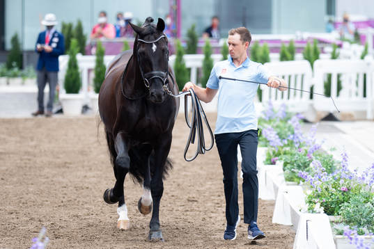 Horse keeper Sebastian Ulrich with the horse of Therese