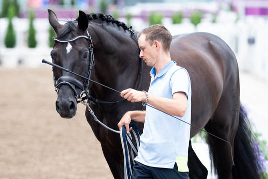 Horse keeper Sebastian Ulrich with the horse of Therese