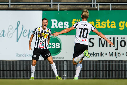 Landskronas Kevin Jensen och Robin Hofsö jublar