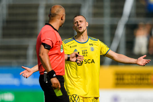 Sundsvalls Erik Andersson reagerar på domslut tunder