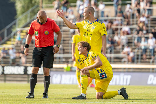 Domare Robert Daradic tittar till Sundsvalls Daniel