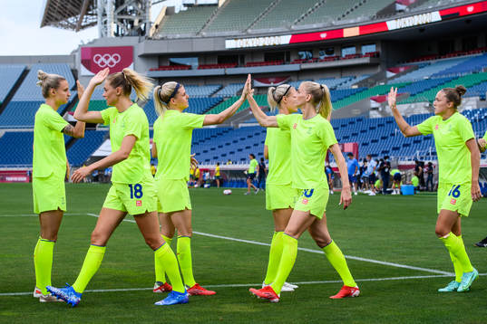 Players of Sweden prior to the women´s football match