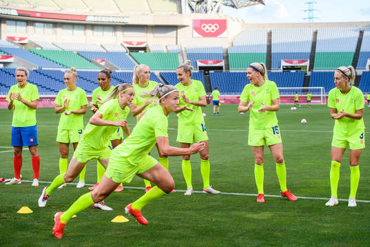 Players of Sweden prior to the women´s football match
