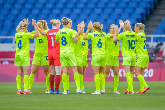 Players of Sweden gather prior to the women´s football