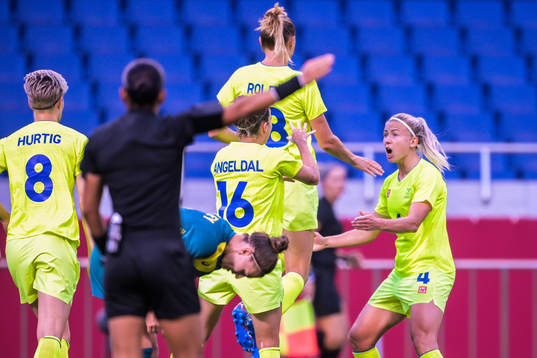 Fridolina Rolfö of Sweden celebrates with Hanna Glas