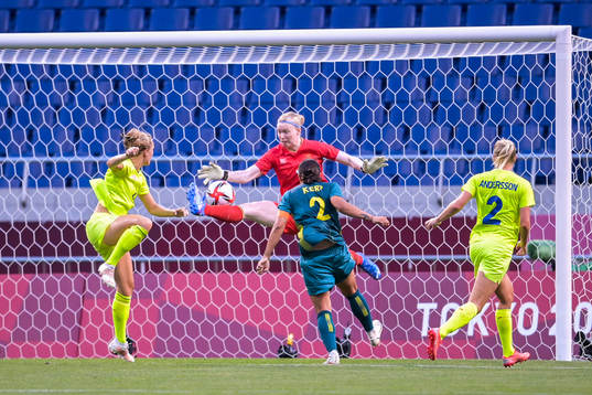Hedvig Lindahl of Sweden and Sam Kerr of Australia