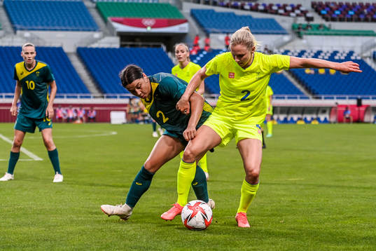 Sam Kerr of Australia and Jonna Andersson of Sweden