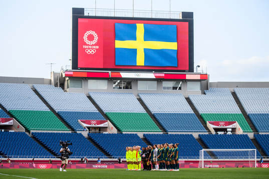 Players of Sweden and of Australia