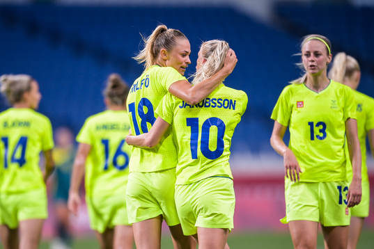 Fridolina Rolfö and Sofia Jakobsson of Sweden celebrate