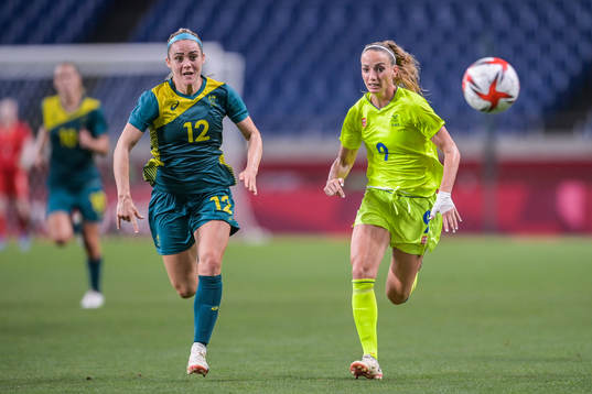 Ellie Carpenter of Australia and Kosovare Asllani of Sweden