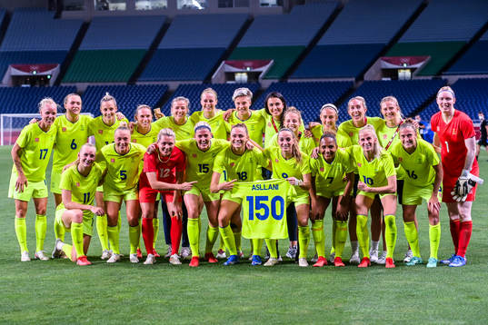 Kosovare Asllani and her teammates with a jersey that