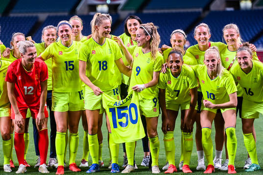 Kosovare Asllani and her teammates with a jersey that