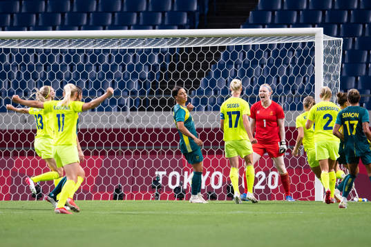 Hedvig Lindahl celebrates