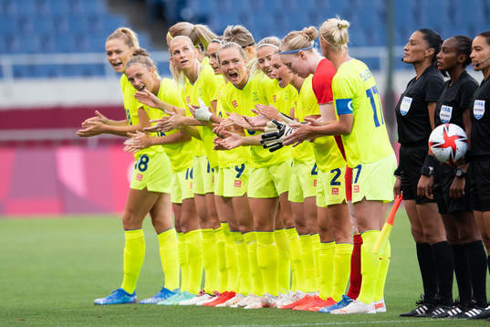 The team with Magdalena Eriksson in the middle