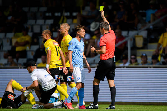 Malmö FFs Eric Larsson får en varning