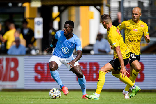 Malmö FFs Malik Abubakari och Mjällbys Max Watson