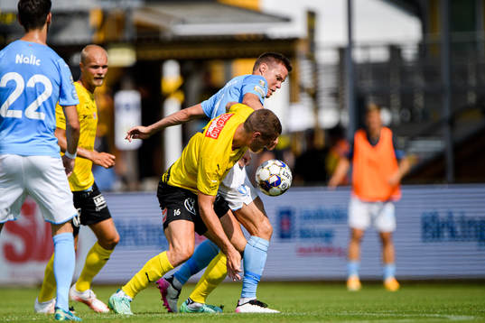 Malmö FFs Niklas Moisander och Mjällbys Jacob Bergström