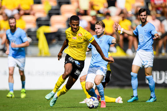 Mjällbys Amin Sarr och Malmö FFs Oscar Lewicki