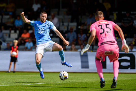 Malmö FFs Lasse Nielsen och Mjällbys målvakt Samuel