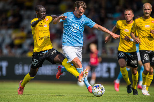 Mjällbys Enock Kofi Adu  och Malmö FFs Eric Larsson