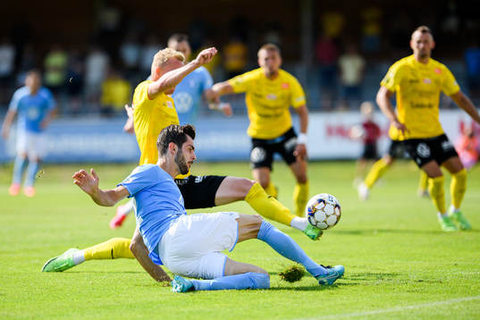 Malmö FFs Adi Nalic och Mjällbys Daan Klinkenberg
