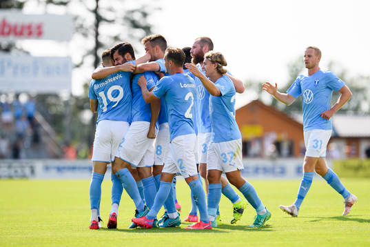 Malmö FFs spelare jublar med Adi Nalic