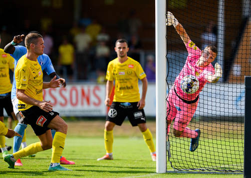 Malmö FFs Adi Nalic, ej i bild, gör 0-1 bakom Mjällbys