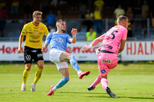 Malmö FFs Veljko Birmancevic och Mjällbys målvakt Samuel