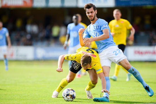 Malmö FFs Adi Nalic och Mjällbys Joel Nilsson