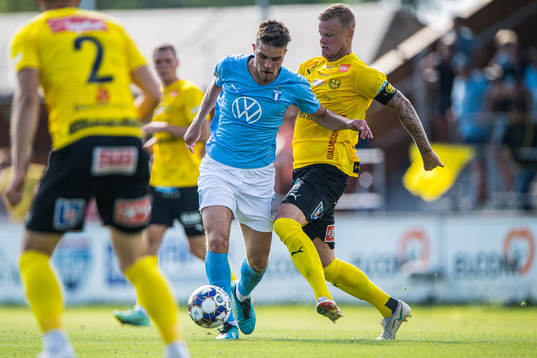 Malmö FFs Pavle Vagic och Mjällbys David Löfquist