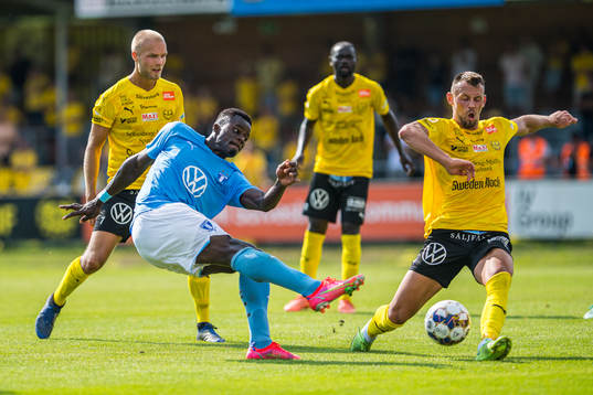 Malmö FFs Malik Abubakari  och Mjällbys Max Watson