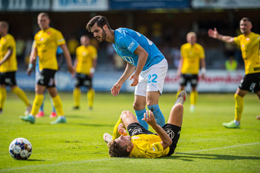 Mjällbys Joel Nilsson  och Malmö FFs Adi Nalic