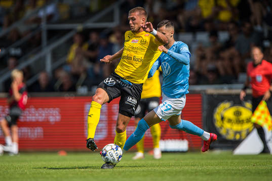 Mjällbys Ivan Kricak  och Malmö FFs Veljko Birmancevic