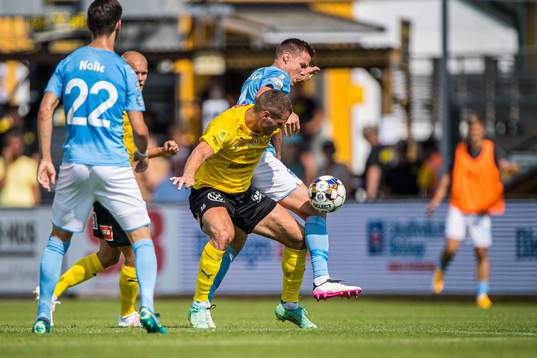 Mjällbys Jacob Bergström  och Malmö FFs Niklas Moisander