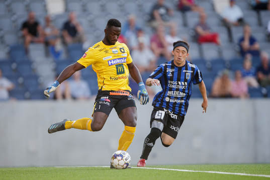 Degerfors målvakt Ismael Diawara och Sirius Yukiya Sugita