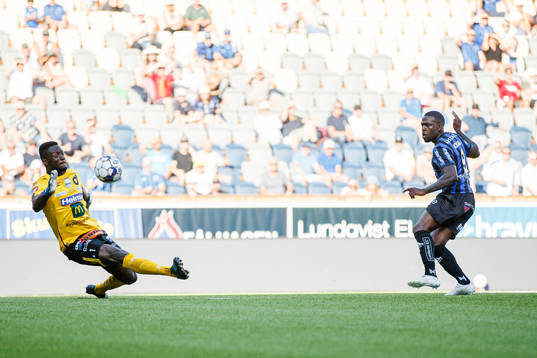 Degerfors målvakt Ismael Diawara och Sirius Christian