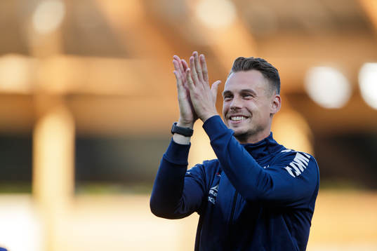 Sirius tränare Daniel Bäckström jublar