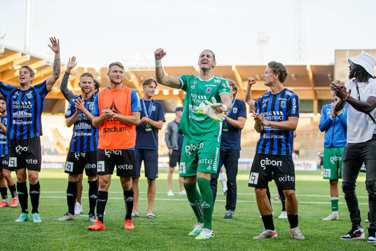 Sirius målvakt David Mitov Nilsson jublar
