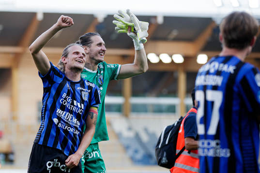 Sirius Tim Björkström och målvakt David Mitov Nilsson
