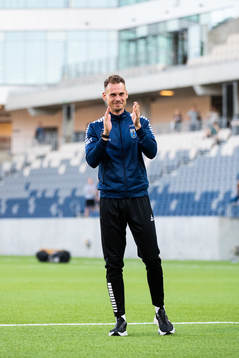 Sirius tränare Daniel Bäckström jublar