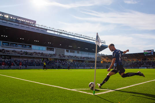 Sirius Dennis Widgren med en hörna