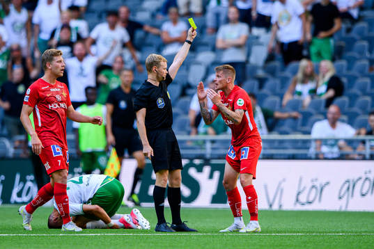 IFK Norrköpings Ari Skúlason får en varning av domare