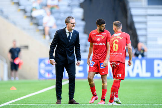 IFK Norrköpings tränare Rikard Norling i samtal med