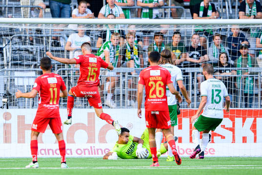 IFK Norrköpings Carl Björk kolliderar med Hammarbys