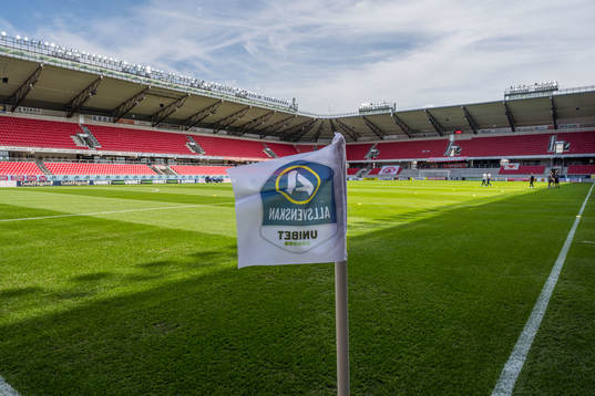 En flagga med Unibet i Guldfågeln arena