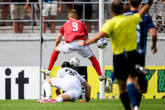 Kalmars Isak Jansson med en målchans förbi Djurgårdens