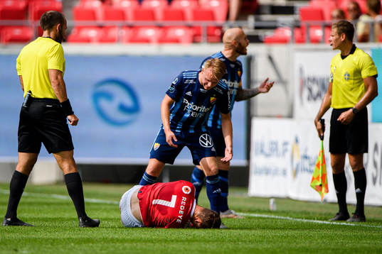 Djurgårdens Elliot Käck i samtal med Kalmars Piotr