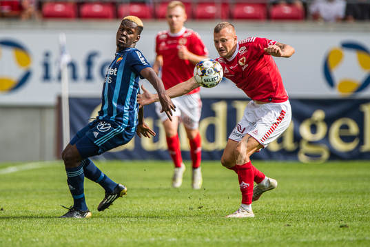Kalmars Rasmus Sjöstedt  och Djurgårdens Joel Asoro