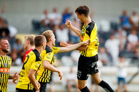Häckens Alexander Jeremejeff jublar