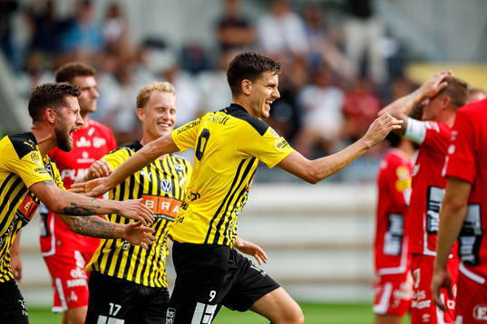 Häckens Alexander Jeremejeff jublar